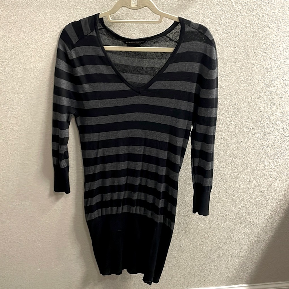 Bcbgmaxazria black & grey striped quarter sleeve top/dress with cinched bottom.